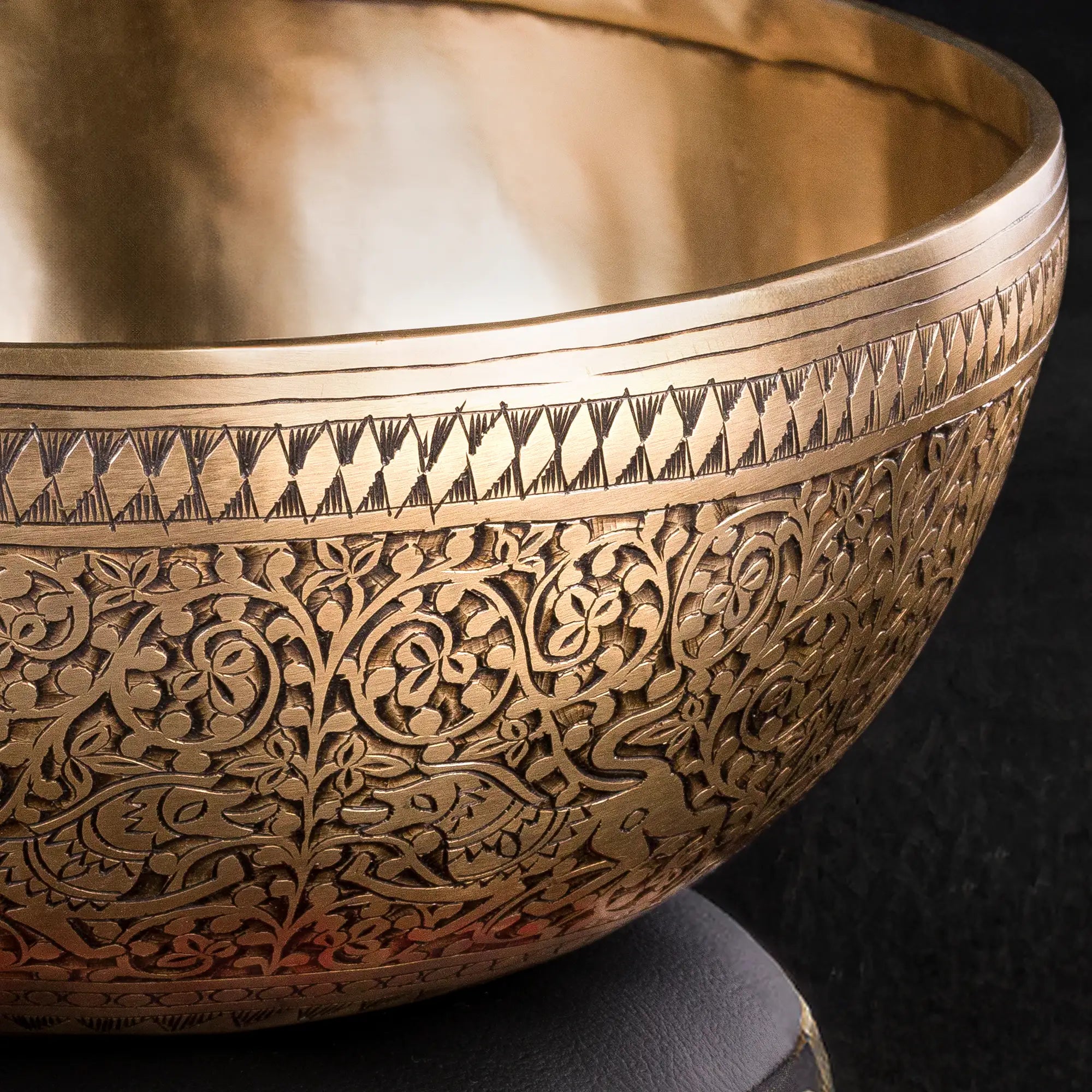 Royal Vine Hand-Carved Jambati Himayalan Singing Bowl HW202 – 9 1/2”, D3 & G#5.